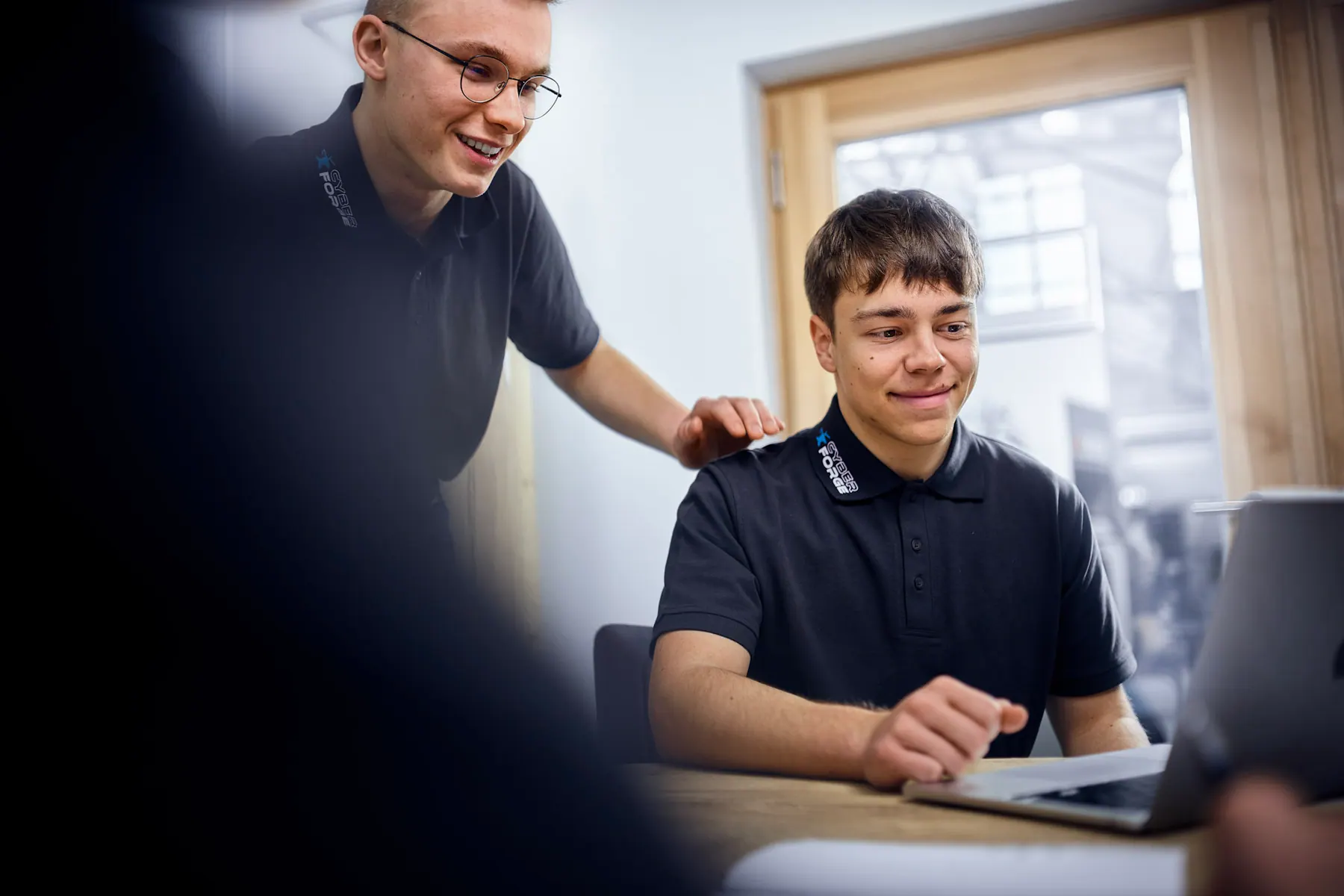 Das CyberForge Team bei der gemeinsamen Projektarbeit