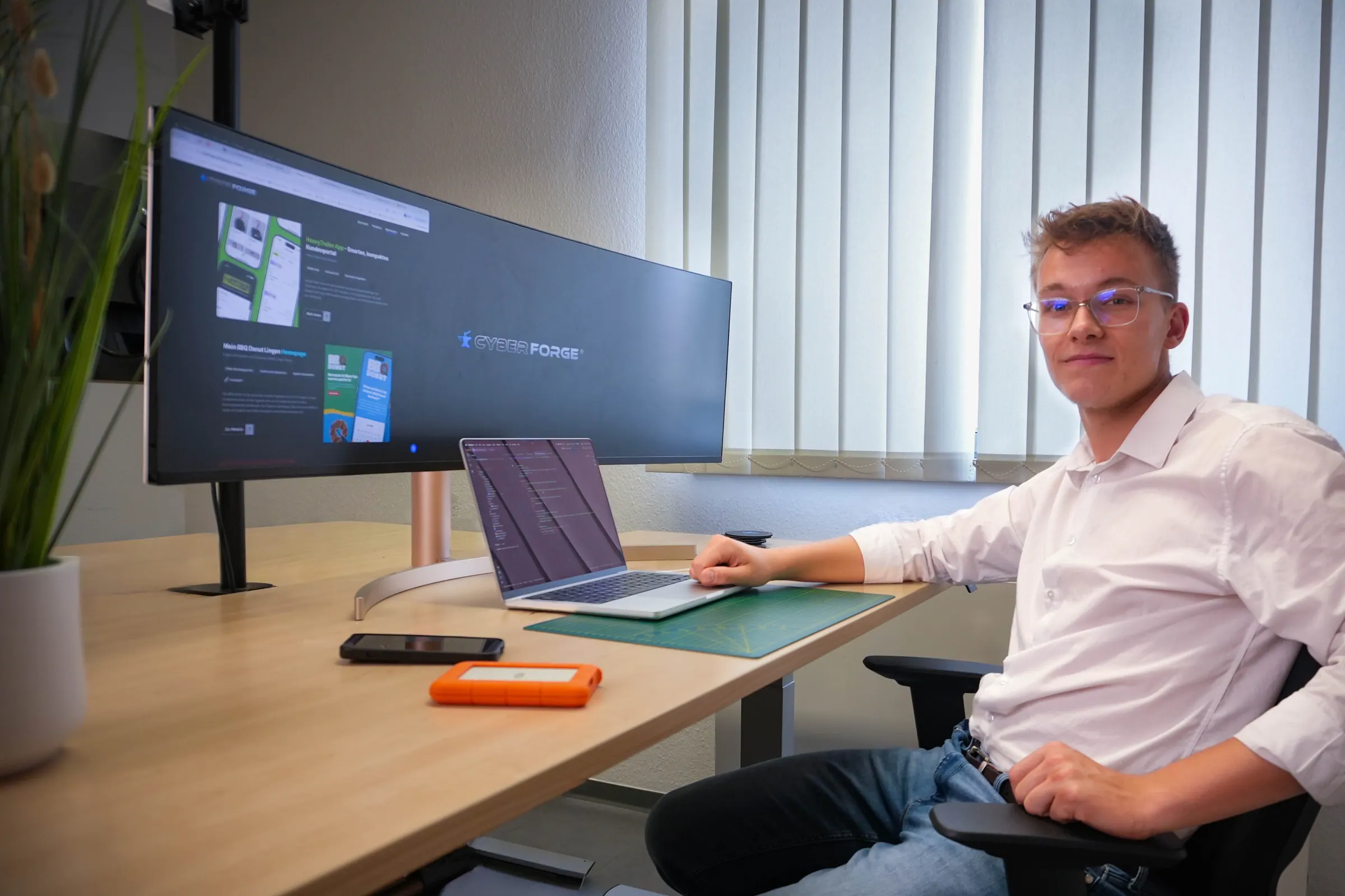 Arbeitsplatz im CyberForge Büro