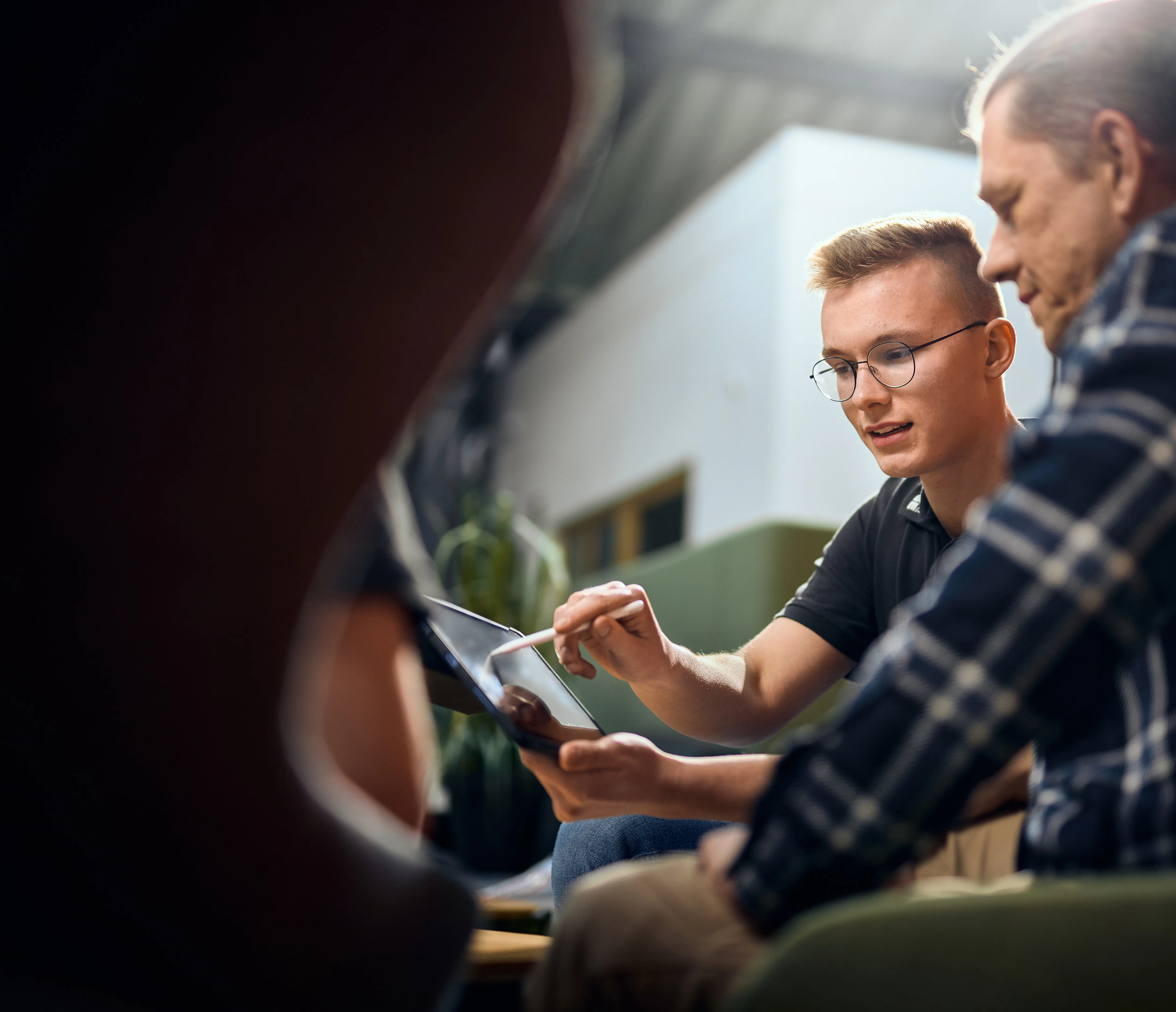 Noah Gels zeichnet im Gespräch auf ein Tablet