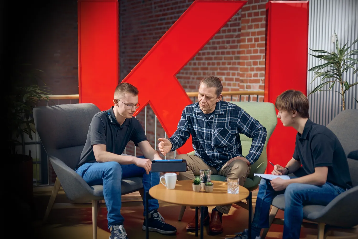 Noah Gels zeichnet im Gespräch auf ein Tablet