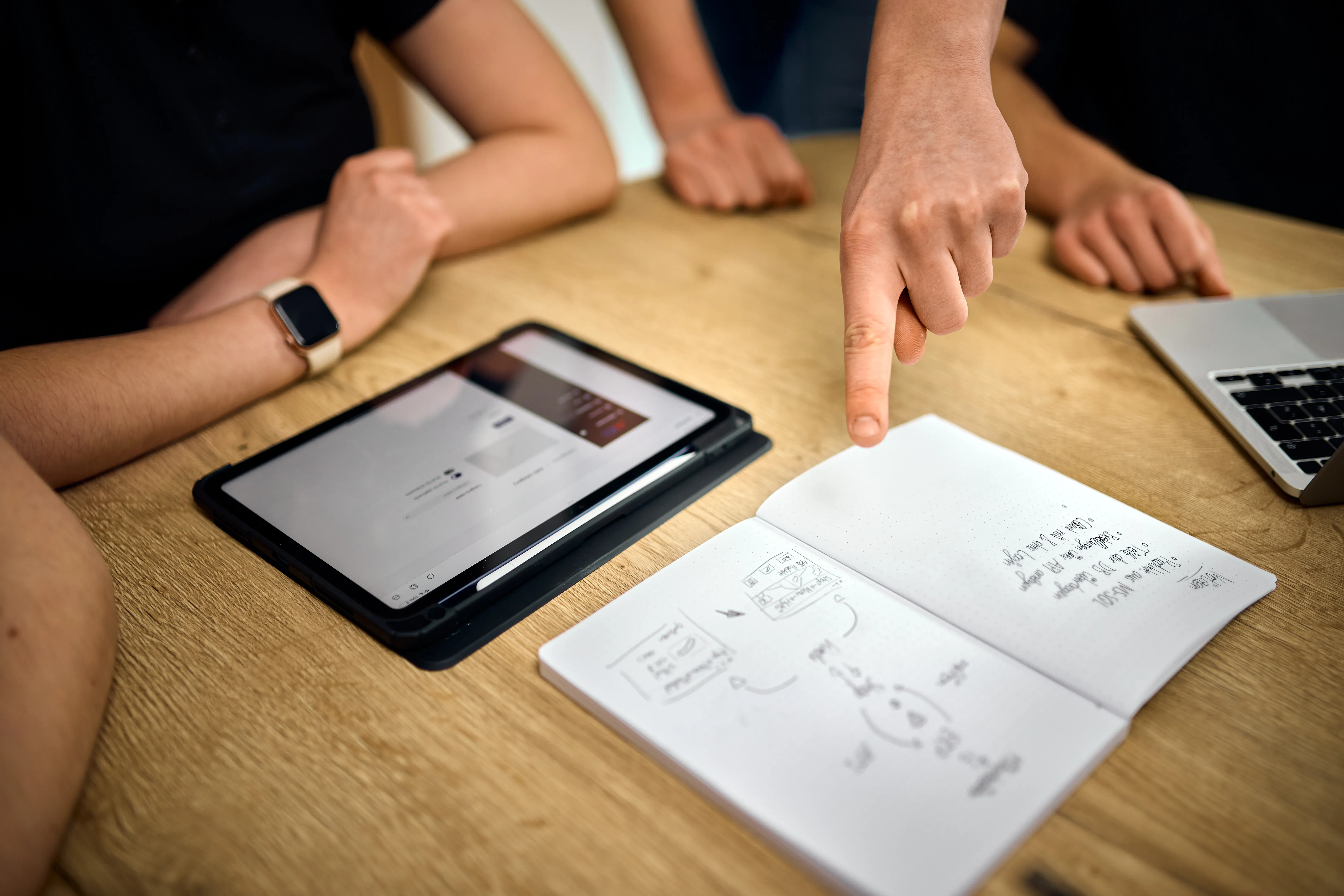 Offenes Notizbch auf dem Tisch